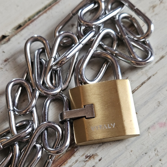 Vitaly Trespass necklace seen on Katy Perry - Picture 10 of 11